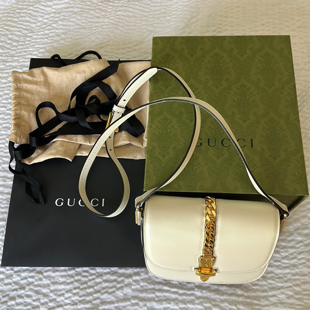 GUCCI crossbody bag in great condition used once.